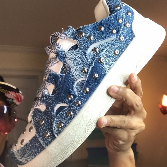 Callie Lives Miz Blue & White Studded Cutout Denim Sneaker 8 10 - Picture 3 of 7